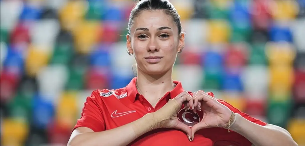 Aysel Önder'den Kadınlar Günü'nde İki Dünya Şampiyonluğu Birden!