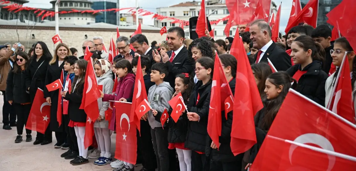 Taksim'de 23 Nisan Kutlaması: Cumhuriyet Anıtı'na Çelenk Sunuldu