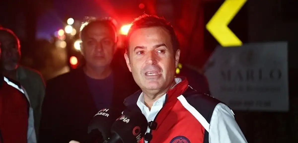 Balıkesir Büyükşehir Belediye Başkanı Ahmet Akın Canlı Yayında Yaralandı: Kor Parçası Üzerine İsabet Etti!