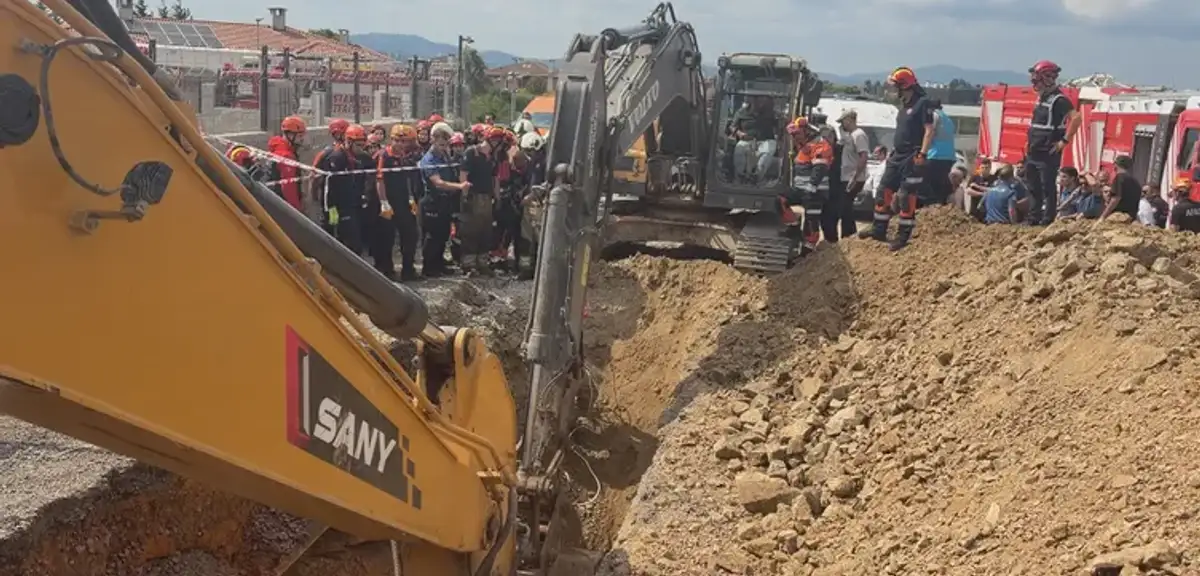 Tuzla'da İnşaat Kazısında Toprak Kayması: 1 İşçi İçin Arama Çalışması Başlatıldı