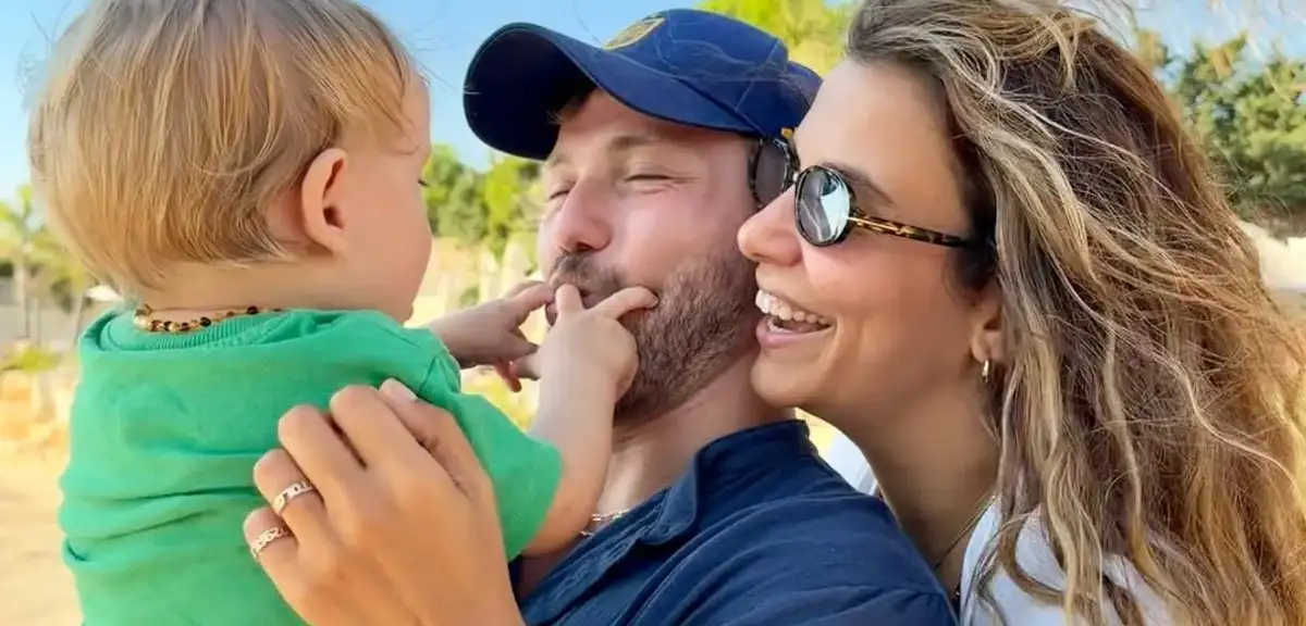 Tolga Sarıtaş ve Zeynep Mayruk'tan Çeşme'de Aile Saadeti