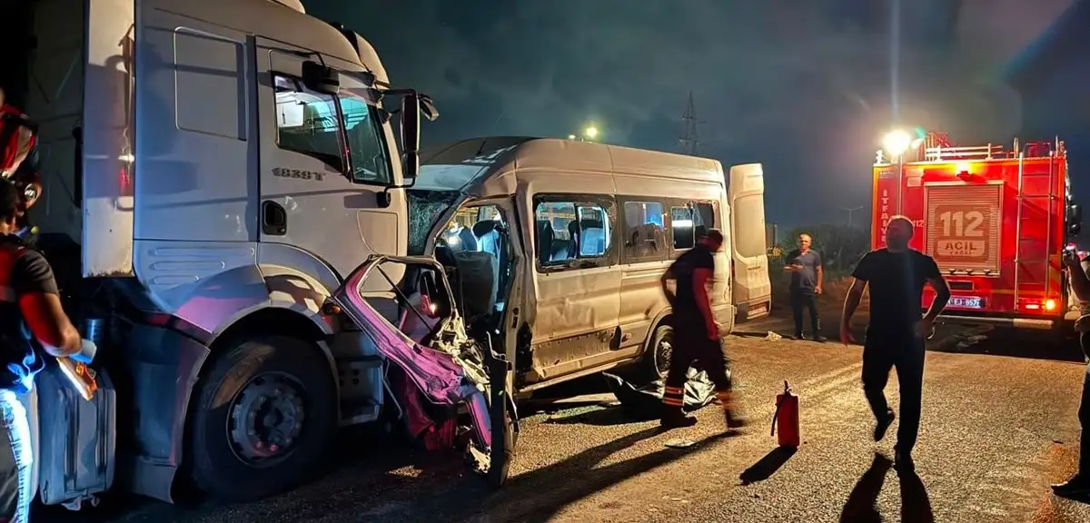 Hatay'da servis minibüsü ile tır çarpıştı: 1 ölü, 14 yaralı
