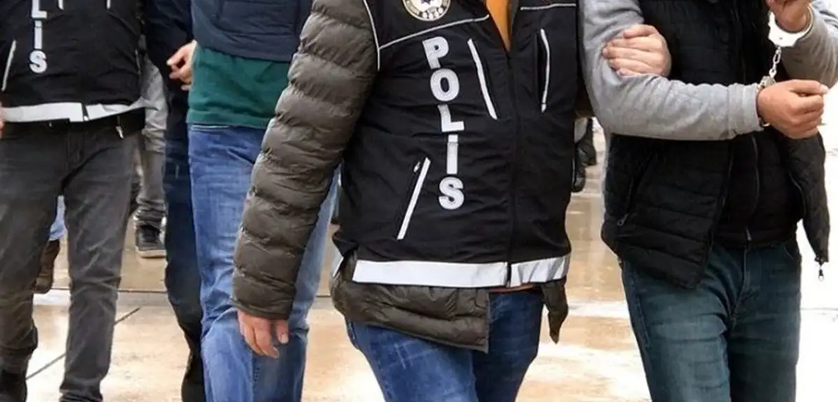 İstanbul'da "MİT Görevlisiyiz" Diyerek Dolandırıcılık Yapan Şüpheliler Tutuklandı