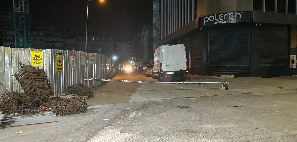 Sultangazi'de Toprak Kayması: Sokak Trafiğe Kapatıldı