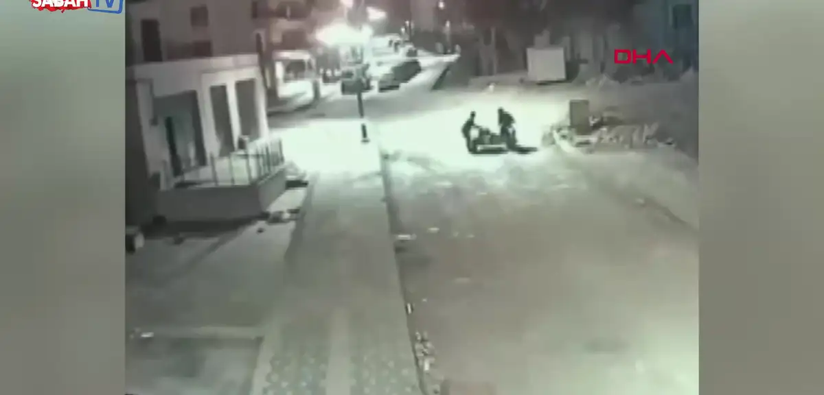 Motosikletle Geldiler, İş Yerini Soydular: 3 Hırsız Kamerada