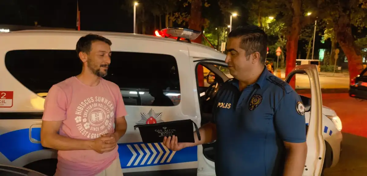 Aracın üzerinde bulduğu çantadaki parayı polise teslim etti
