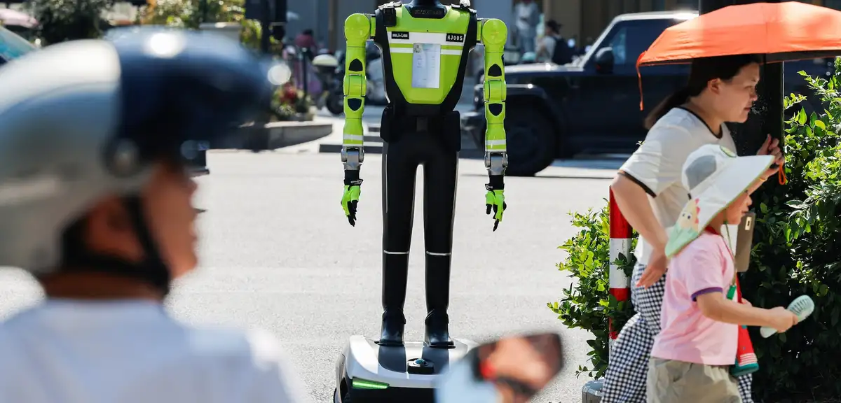 Çin sokaklarında robot polisler trafik denetimine başladı