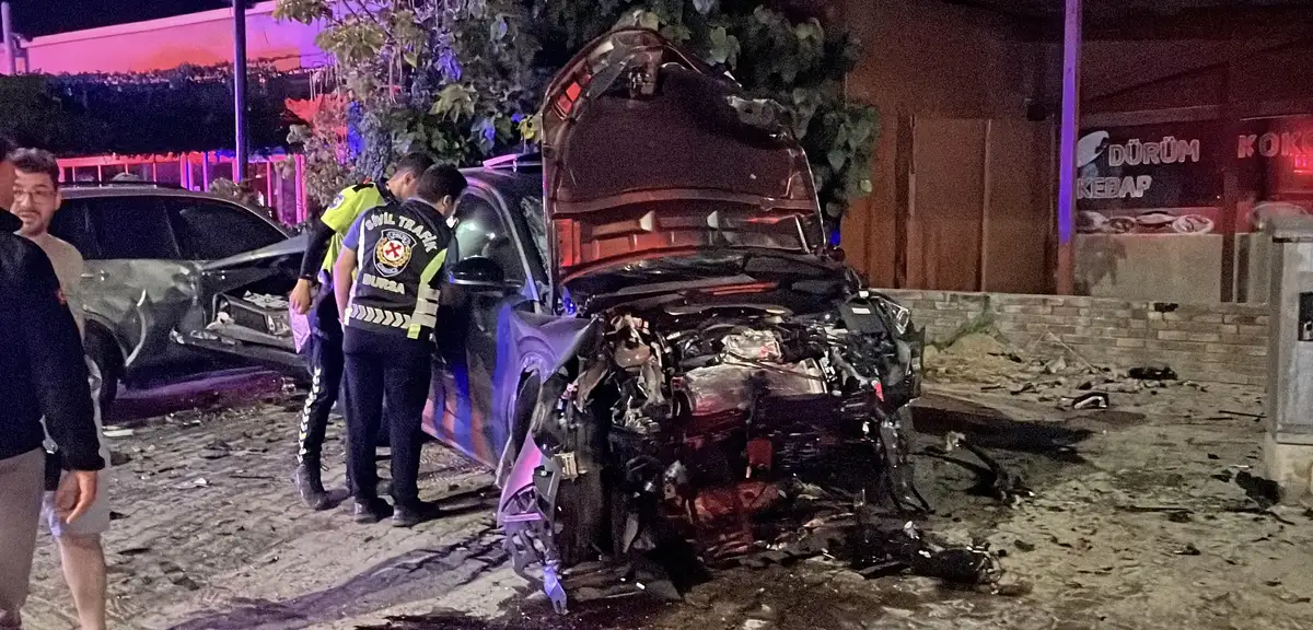 İki otomobil kafa kafaya çarpıştı. İki kişi öldü, iki yaralı
