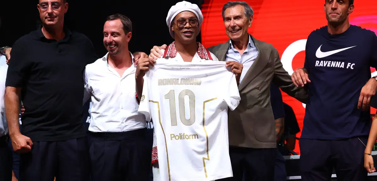 Ronaldinho futbola döndü: Ravenna FC'ye imza attı ve hisse aldı