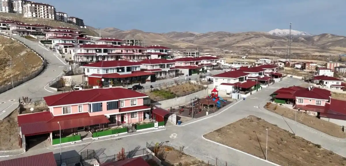 Ahıska Türkü Aileler Bitlis Ahlat'ta Yeni Konutlarına Yerleşiyor