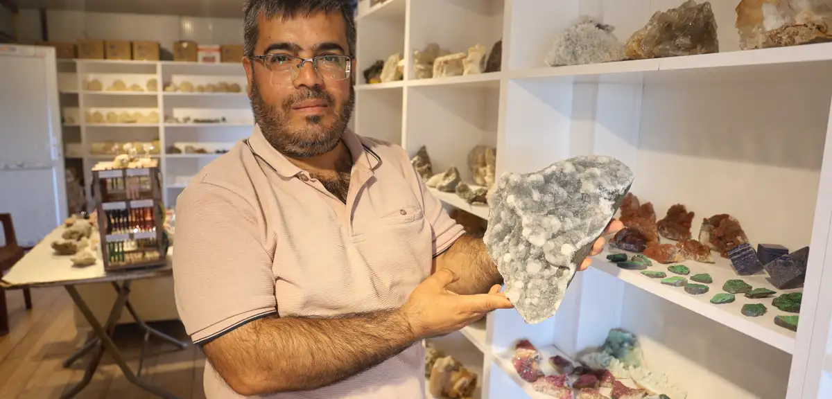 Ayağına taş takılan biyolog 10 yılda 15 bin taş topladı