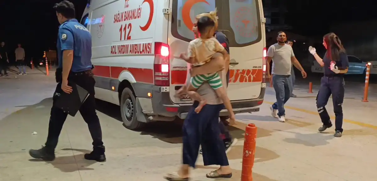 Tartışmada silahlar çekildi. Yoldan geçen baba ve oğlu yaralandı