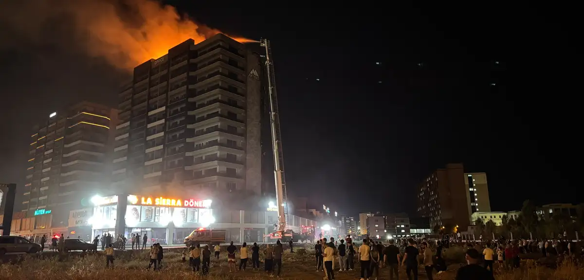 Diyarbakır'da plaza yangını: 5 kişi dumandan etkilendi