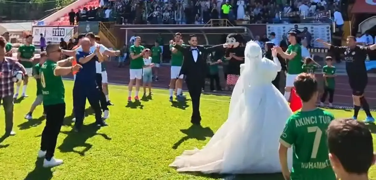 Gelin ve damat tribünde maç izledi, sahada çiftetelli oynadı