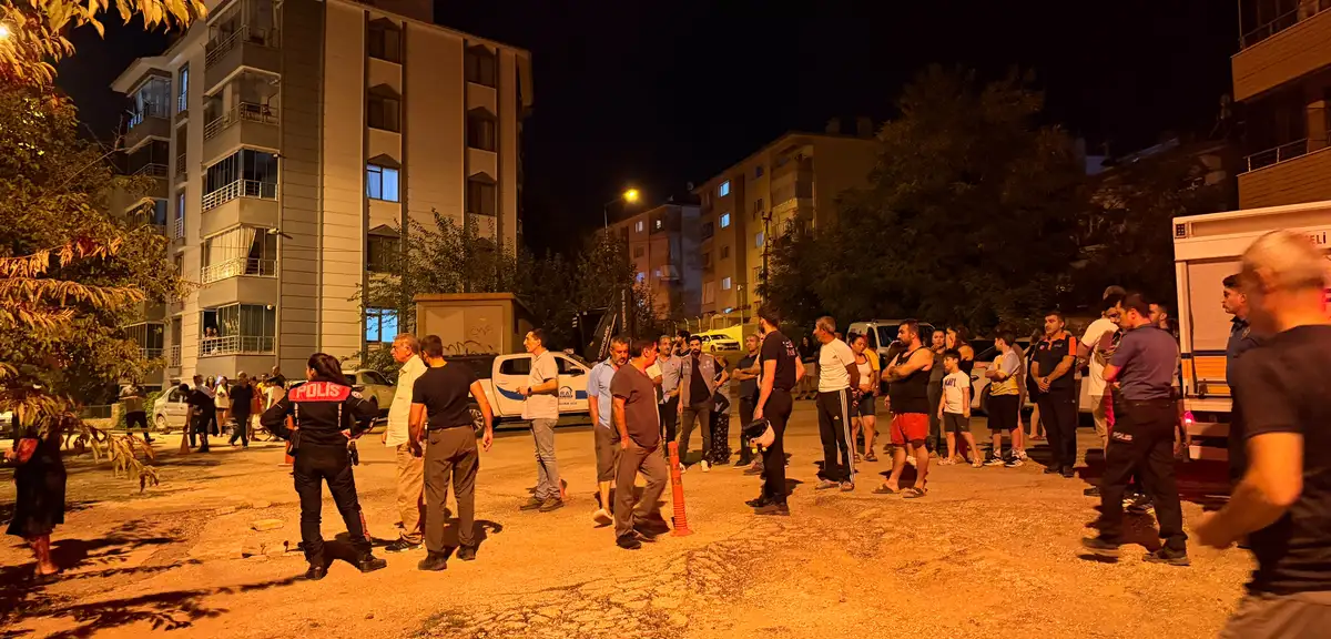 Toprak kayması nedeniyle 5 katlı bina tahliye edildi