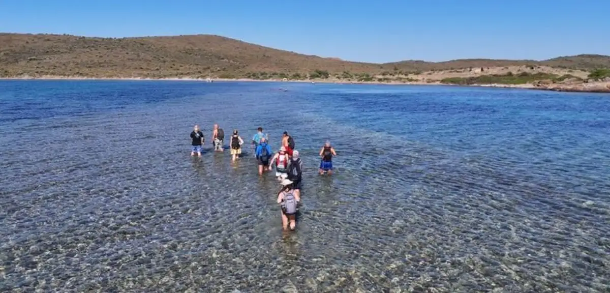 Ayvalık'ın Popüler Noktası Yalancı Boğaz'da Facia Son Anda Önlendi! Esnaf, Tatilciyi Son Anda Kurtardı
