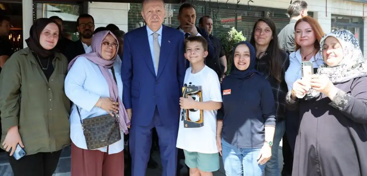 Cumhurbaşkanı Erdoğan'dan Çengelköy'de Esnaf ve Vatandaş Ziyareti