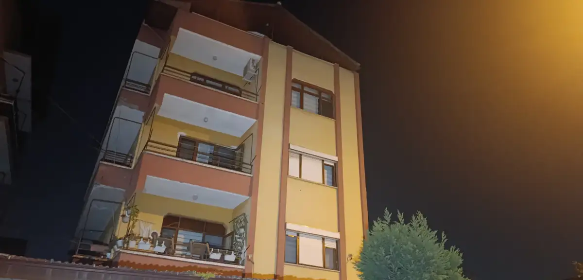 Kocaeli'de 4 katlı bina boşaltıldı. Kolon ve kirişlerinden ses geldi
