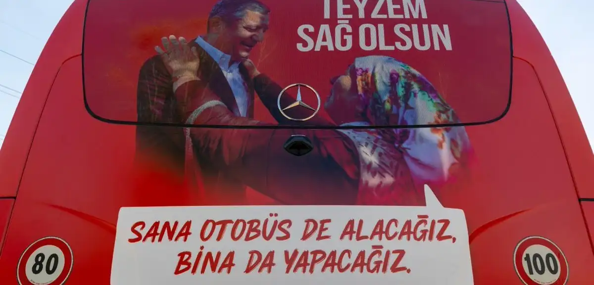 Yeni Parti’nin Saha Otobüsündeki 'Teyzem Sağ Olsun' Yazısı Dikkat Çekti
