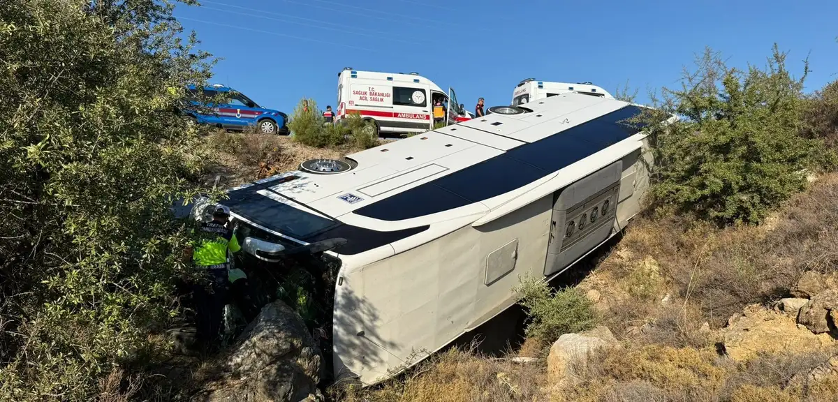 İzmir Menderes'te Otobüs ile Otomobil Çarpıştı: 2 Ölü