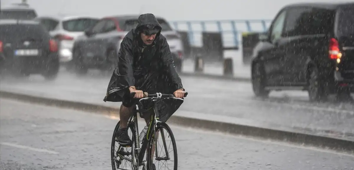 Yağış ve serin hava geldi. İstanbul'da kuvvetli yağış etkili oluyor