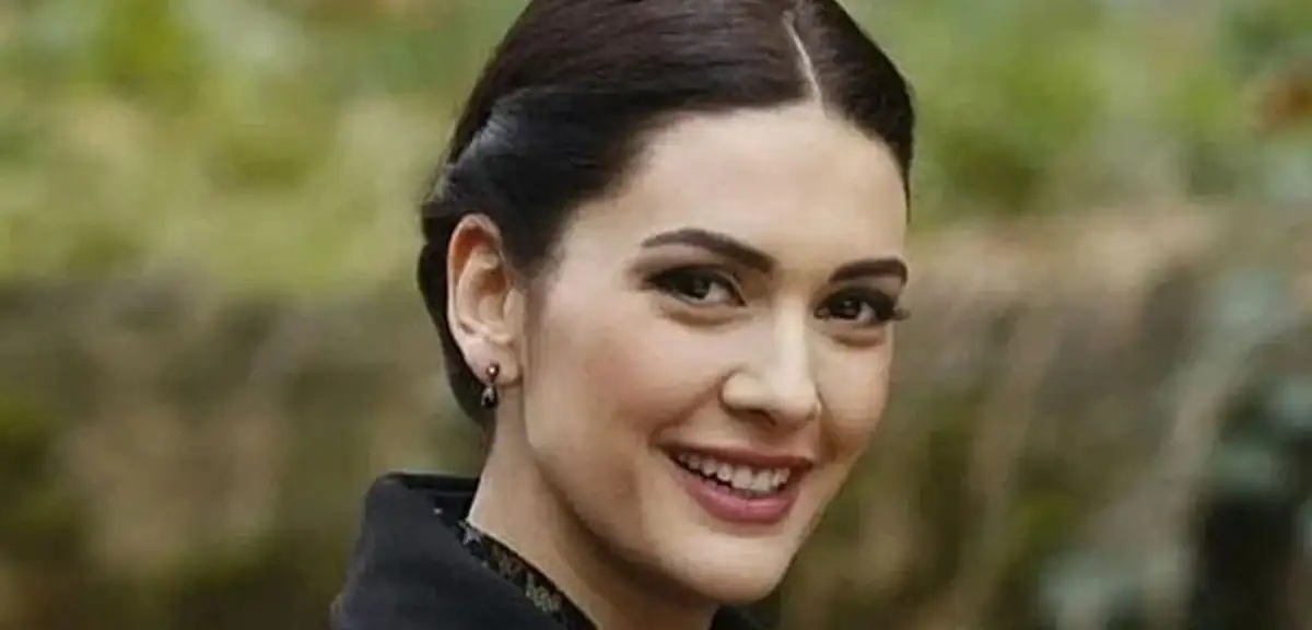 Bergüzar Korel 44. Yaşını Sevdikleriyle Kutladı