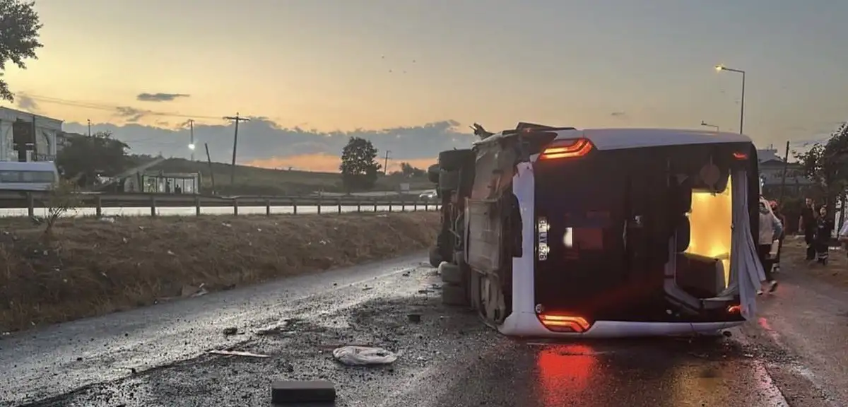 Büyükçekmece'de Havalimanı Servisi Devrildi: 18 Yaralı