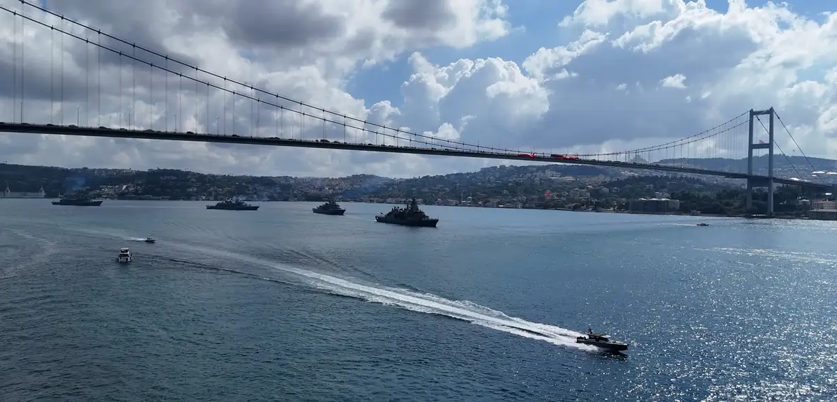 Donanma gemilerinden Boğaz’da 30 Ağustos Zafer Bayramı geçişi
