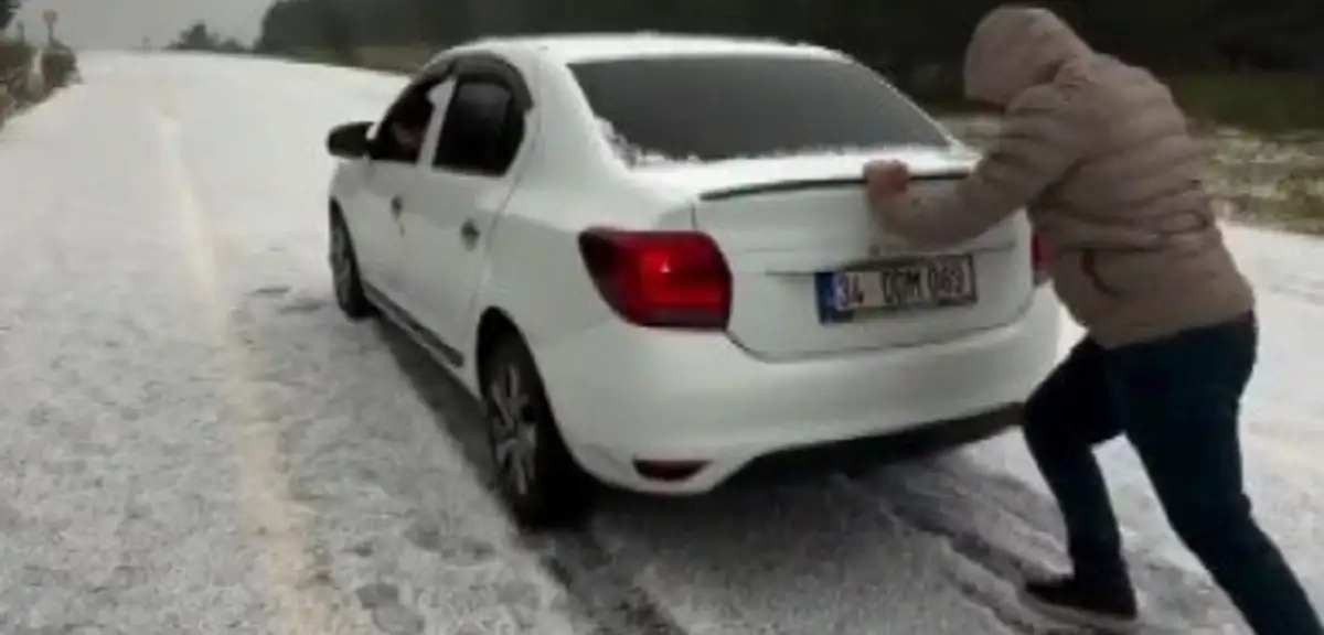 Sarıkamış’a yağan dolu yolları beyaza bürüdü