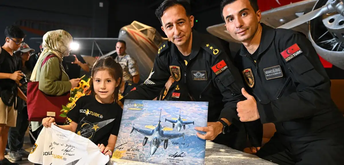 SOLOTÜRK Pilotları İstanbul Hava Müzesi'nde İmza Etkinliğinde