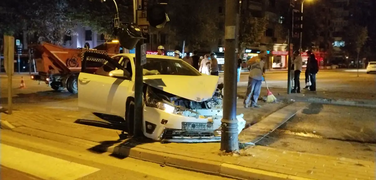 Bursa İnegöl'de iki otomobil çarpıştı, 7 kişi yaralandı