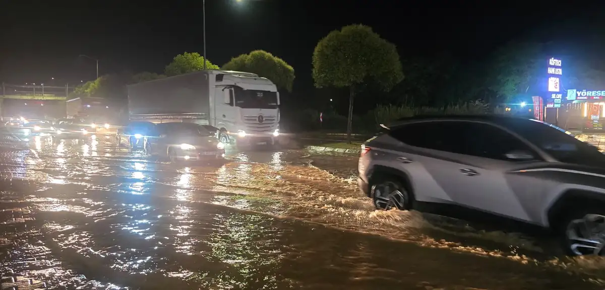 Sağanak ve fırtına 3 ili vurdu, Karadeniz'de taşkın ve kaymalar