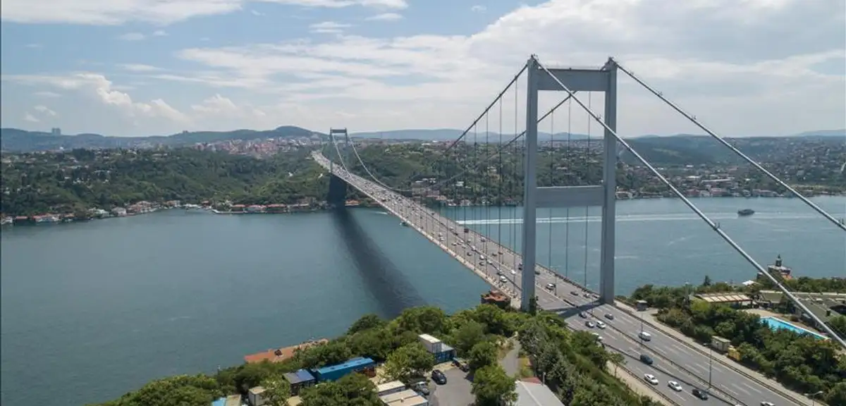 İstanbul Boğazı'nda hasarlı gemi geçişi nedeniyle trafik askıya alındı