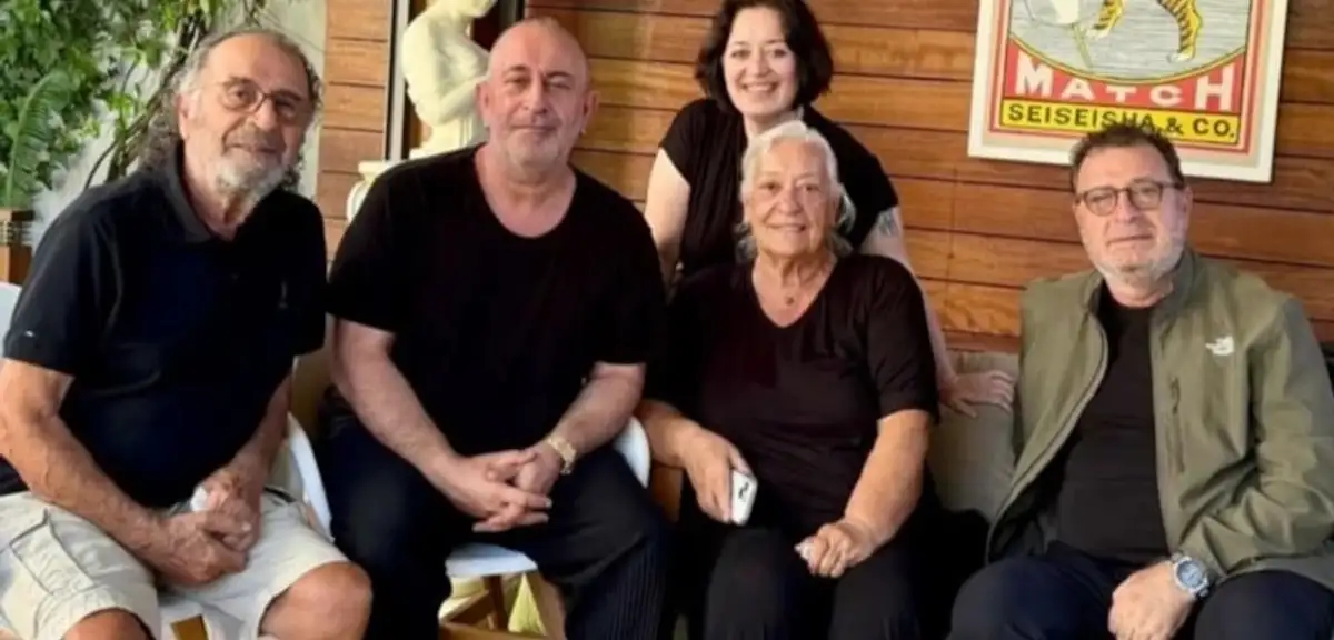 Taburcu Olan Cem Yılmaz Ailesiyle "İyiyim" Pozu Verdi