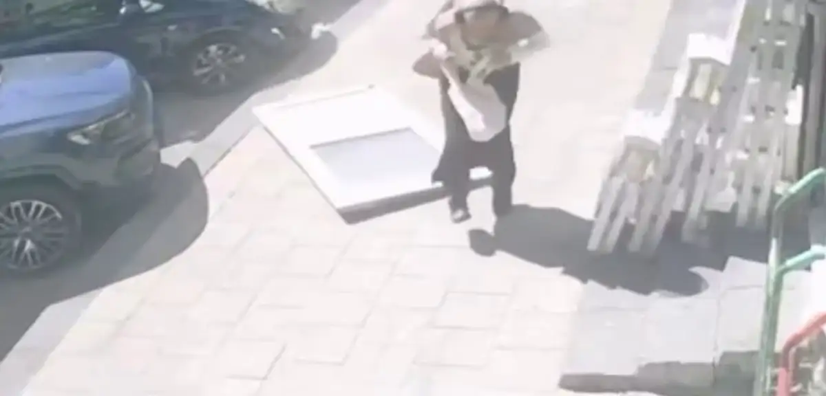 Karaman'da kaldırımda yürüyen kadının üzerine yangın kapısı düştü