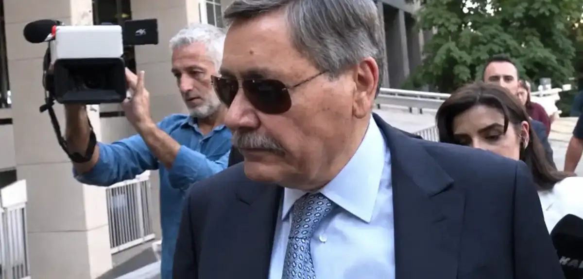 Melih Gökçek Ağzında Sakızla İfade Vermeye Geldi