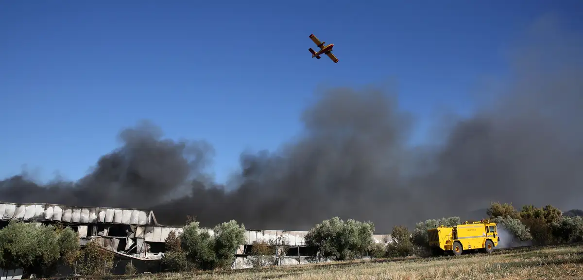 Yunanistan'da hava gösterisinde savaş uçağı düştü, iki pilot öldü