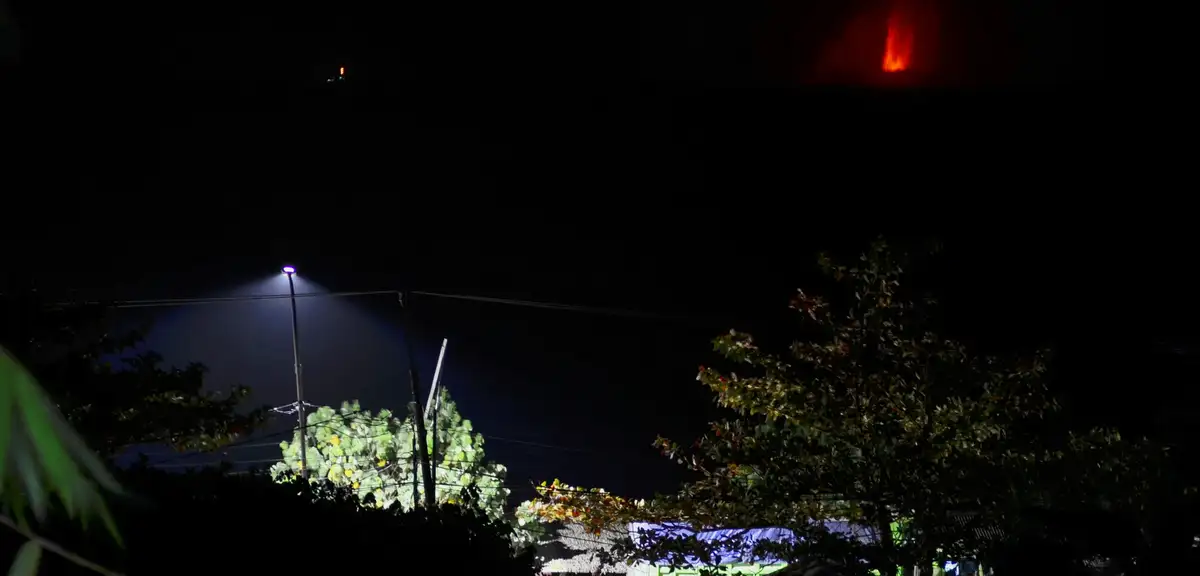 Yanardağı patladı, okullar ve havalimanı kapatıldı