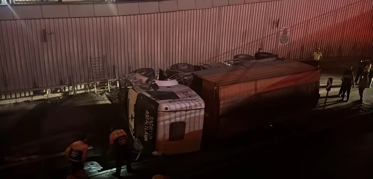 İBB'ye bağlı asfalt kamyonu alt geçit yoluna düştü