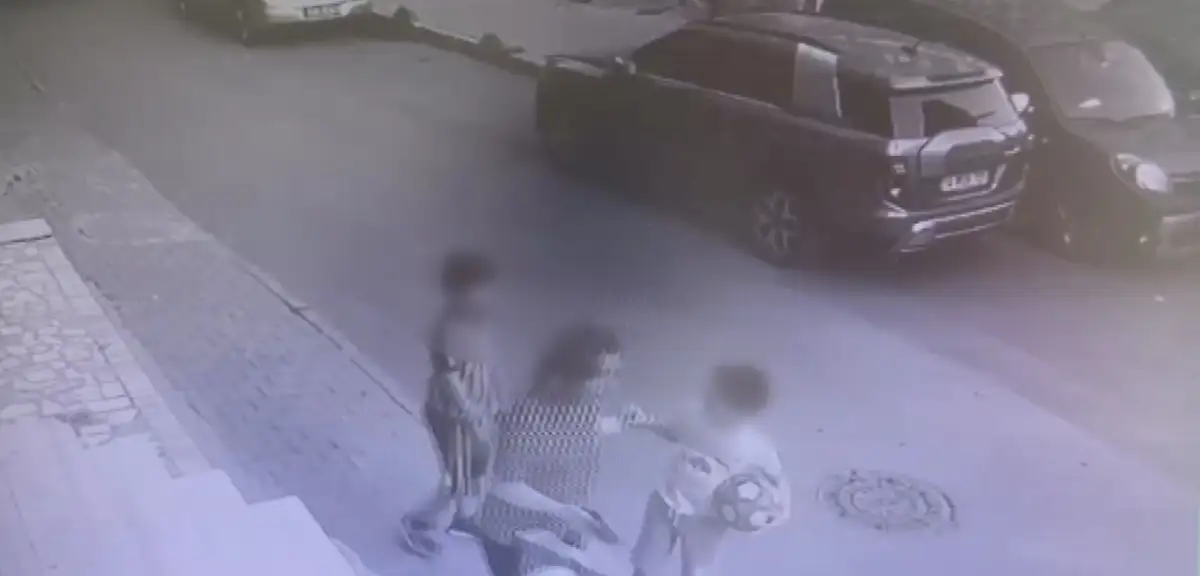 Silahlı kavgada sokakta oyun oynayan çocuk vuruldu