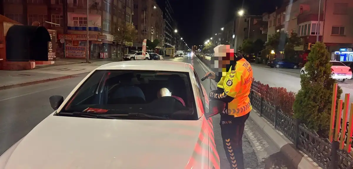 Yolun ortasında polisin uyandırdığı sürücü, geri uyudu