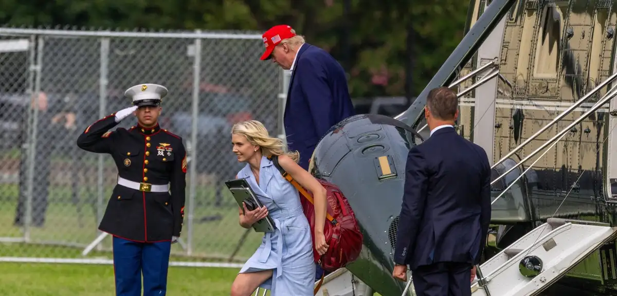 Donald Trump üç danışmanına 45 bin dolar nakit hediye etti