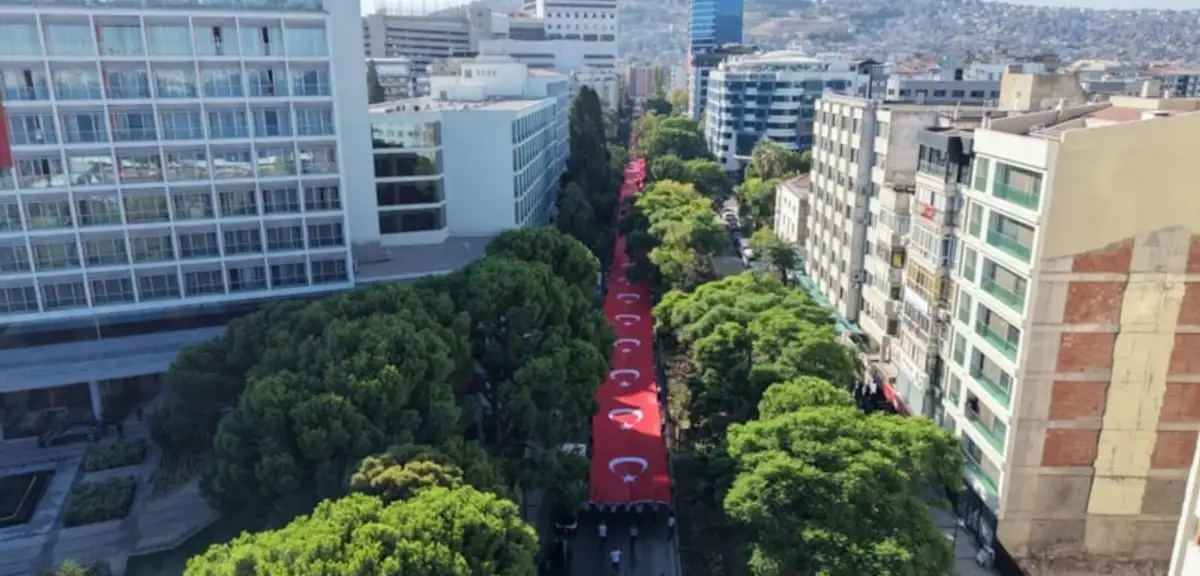 İzmir'de 9 Eylül Kutlamaları Zafer Yürüyüşü ile Başladı