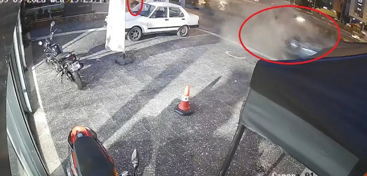 Antalya'da feci kaza: Motoru fırladı, yaya 5 saniyeyle kurtuldu