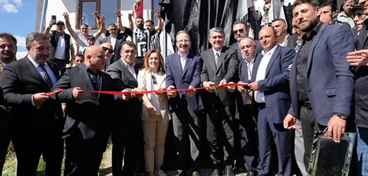 Serdal Adalı, Ardahan’ın Beşiktaş Köyü'nde kartal heykeli açtı