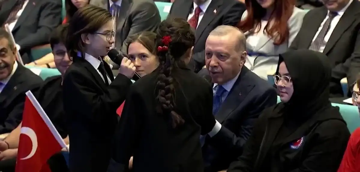 Cumhurbaşkanı Erdoğan, Öğrencilerle "Çayeli'nden Öteye" Türküsünü Söyledi