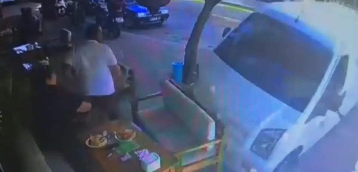 Minibüs kafeye daldı, müşteriler son anda kurtuldu