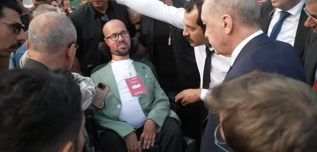 Erdoğan Samsun'da engelli gencin yanına otobüsten indi