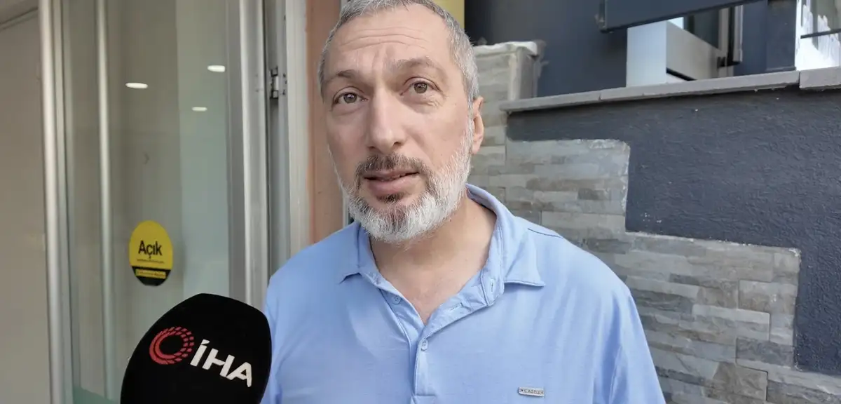 Ofisteki sesin peşine düşen emlakçı kediyi tabeladan kurtardı