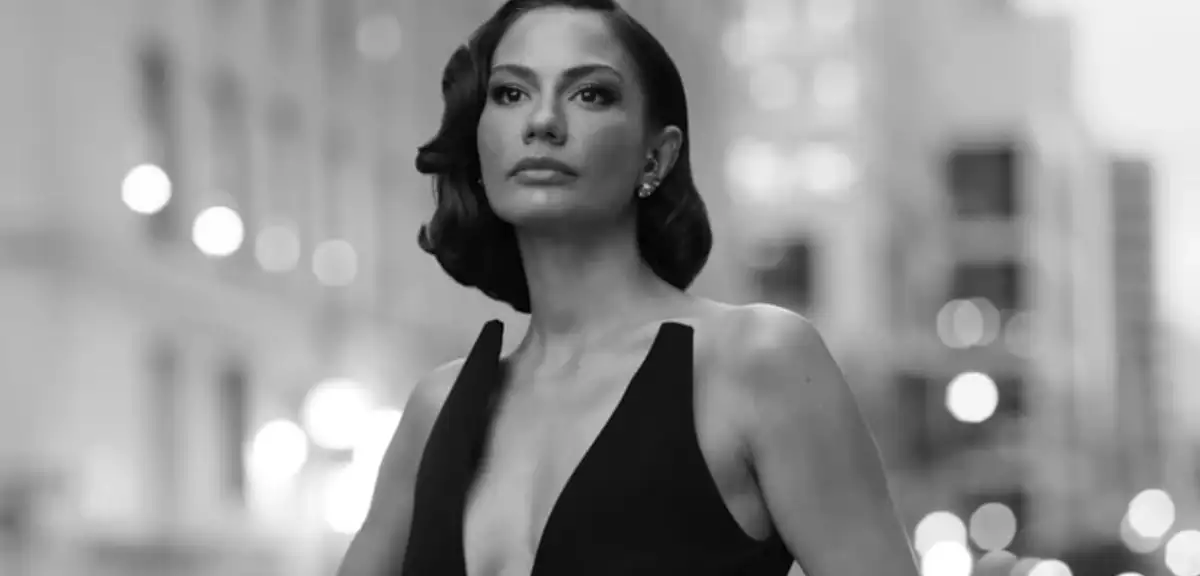 Demet Özdemir Kısa Saçlı Yeni Pozlarıyla Dikkat Çekti